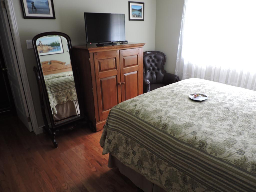 Tucked Inn The Harbour B&B Victoria Harbour Exterior foto