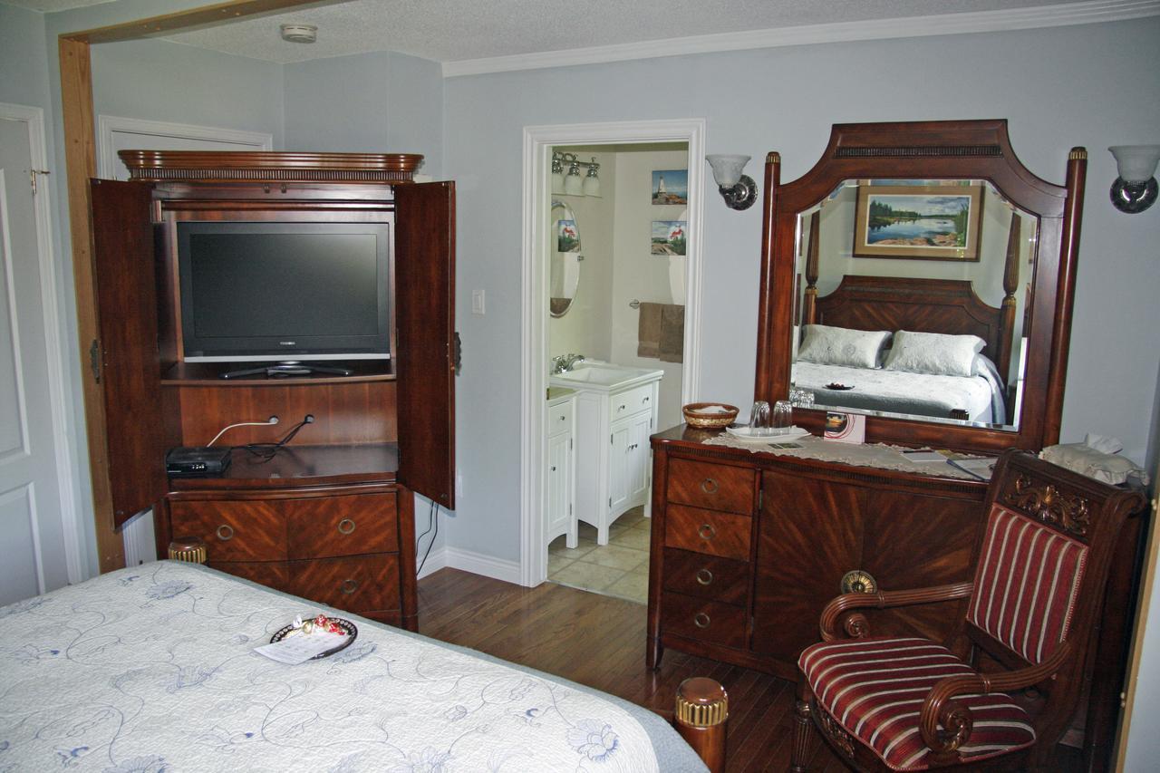 Tucked Inn The Harbour B&B Victoria Harbour Exterior foto
