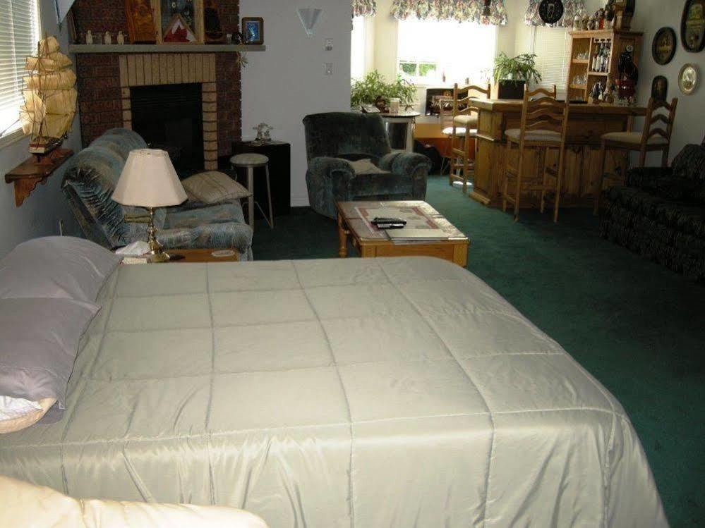 Tucked Inn The Harbour B&B Victoria Harbour Exterior foto