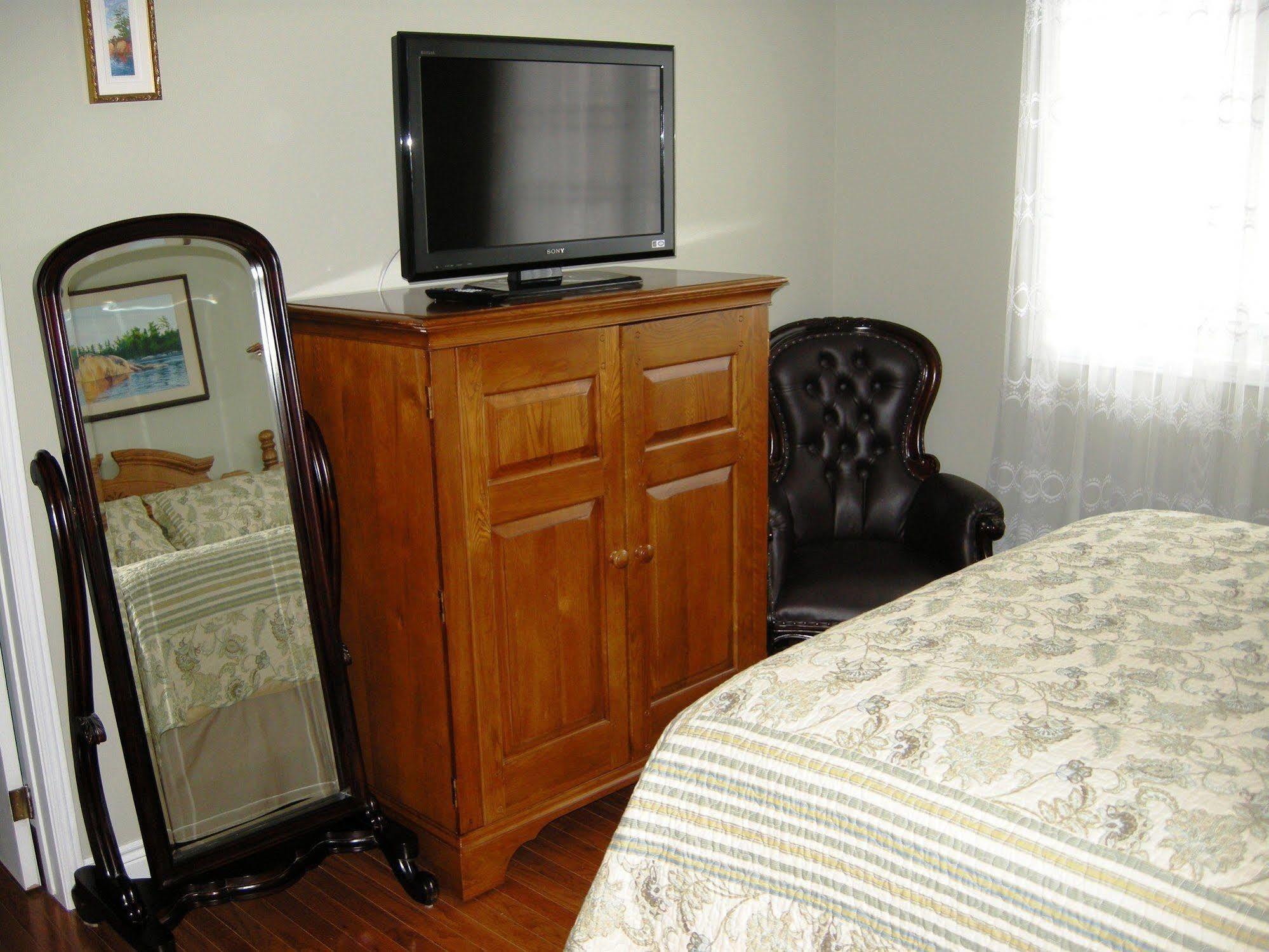 Tucked Inn The Harbour B&B Victoria Harbour Exterior foto